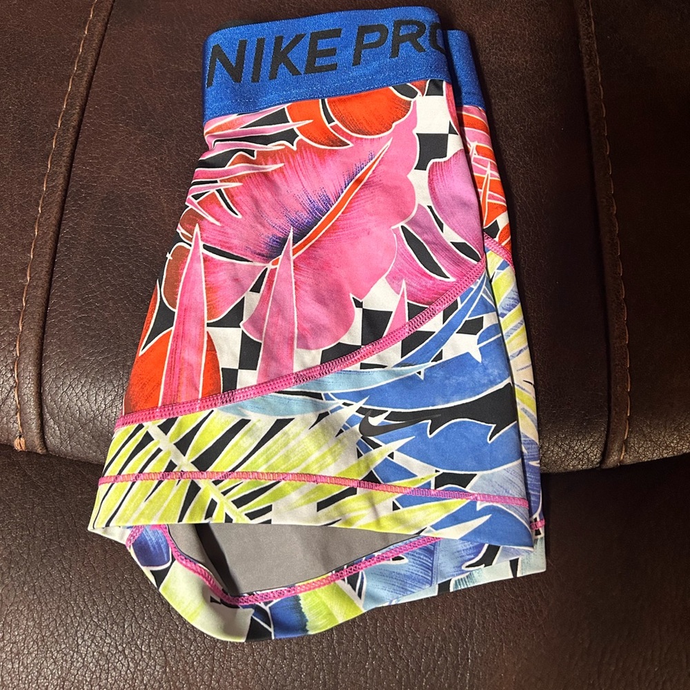 NIKE WOMENS SHORTS